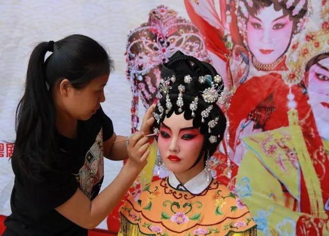 探索未来的繁荣之路，2025新澳门与香港正版免费资本车全面释义、解释与落实
